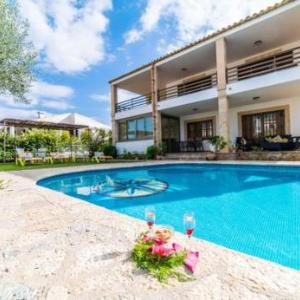 Playa de Muro Holiday Home Sleeps 8 with Pool and WiFi