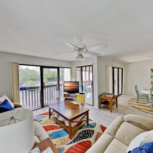 Corner Unit Condo - Balcony & Pool - Walk to Beach condo