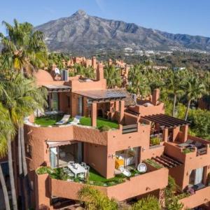 VACATION MARBELLA I La Alzambra Peaceful Hideaway with Sea views Close to Puerto Banus Large Communal Pool Luxury Renovated Interiors Sun-Drenched Terrace