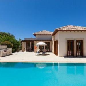 Kouklia Villa Sleeps 6 with Pool and Air Con