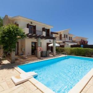 Villa in Kouklia Sleeps 6 includes Swimming pool and Air Con