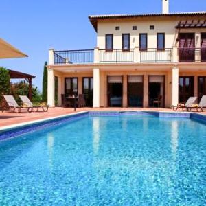 Villa in Kouklia Sleeps 6 includes Swimming pool and Air Con 3