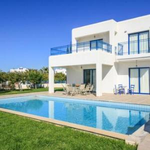 Villa in Pegeia Sleeps 6 includes Swimming pool and Air Con