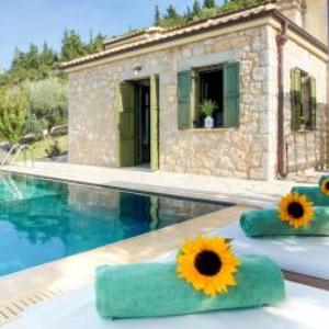 Villa in Spanochori Sleeps 4 with Pool and Air Con