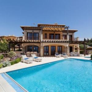 Villa in Kouklia Sleeps 8 includes Swimming pool and Air Con