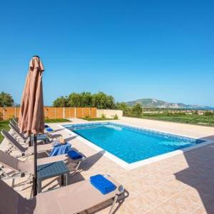 Agrilia Villa Sleeps 6 with Pool and Air Con