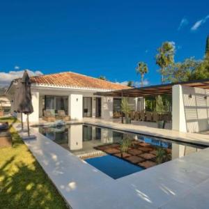 Nueva-Carteya Villa Sleeps 10 with Pool and Air Con