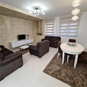 Adonis Apartment
