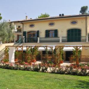 Borghetto II Villa Sleeps 16 with Pool and Air Con