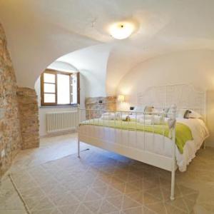 Licciana Nardi Villa Sleeps 6 with Pool and Air Con