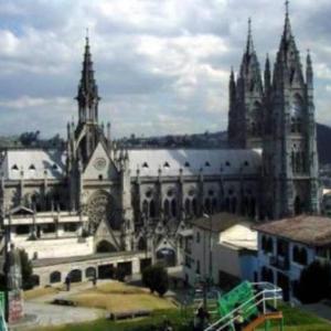 Departamento junto a la Basílica Voto Nacional - Quito