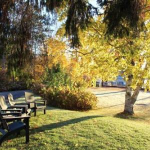 Hotels near Indian Lookout Country Club - Mariaville Lake B & B