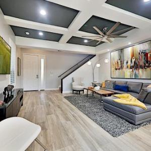 Chic Pacific Beach Townhome with Rooftop Deck townhouse