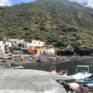 La Casetta di Rinella sulla spiaggia di sabbia nera a Salina