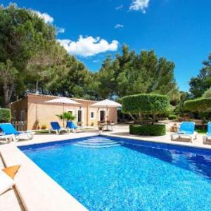 Villa in Cala Ferrera Sleeps 6 with Pool Air Con and WiFi