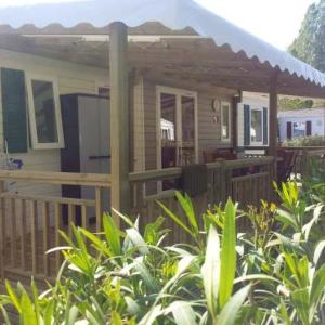 Bungalow Confortable à Fréjus avec Piscine Partagée