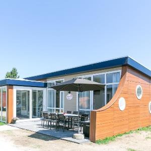 Eight person Luxe bungalow met serre