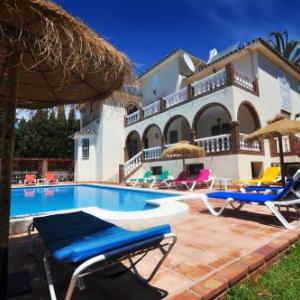 Fuengirola Villa Sleeps 15 Pool Air Con WiFi