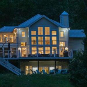 Modern Farmhouse Style Chalet with amazing Kentucky Lake views - Dock Hottub and Firepit!
