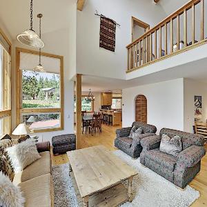 Cozy Haven – Near Tahoe Donner Amenities home