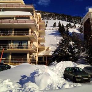 Apartment with one bedroom in Huez with wonderful mountain view and furnished balcony 20 m from the slopes