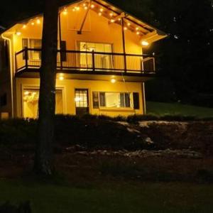 Cozy Lake Lanier property with amazing views