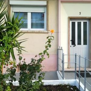 Apartment with 2 bedrooms in Almada with enclosed garden and WiFi 8 km from the beach
