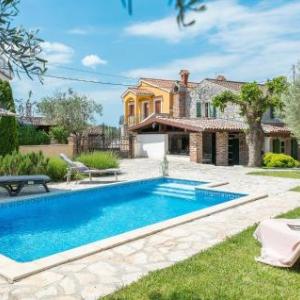 Awesome home in Vosteni w/ Outdoor swimming pool and 2 Bedrooms