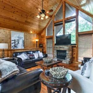 Spacious Cabin with Private Hot Tub 1Mi to Dollywood