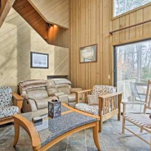 All-Season North Conway Condo with Private Hot Tub!