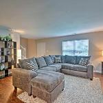 Updated Charlotte Home wDeck - 10 Minutes to UNCC