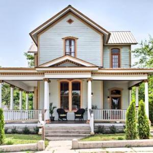 Historic Gem with Front Porch - Walk to Town Square!