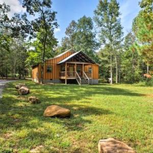 Peaceful Cabin with Deck 3 Mi to Little River Canyon