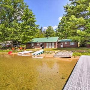 Lovely Lakefront Cottage 13 Mi to Traverse City!