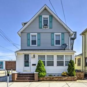 Wildwood House with Enclosed Porch - Walk to Beach!