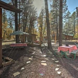 Cozy Pinetop Cabin with Patio in Woodland Lake Park!
