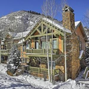 Ski-In and Out Townhome with Hot Tub by Arrow Bahn Lift!