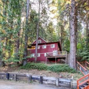 3-Story Cabin with Loft about 1 Mi to Blue Lake Springs!