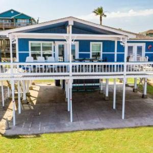 Spacious Surfside Home with Deck on Pedestrian Beach