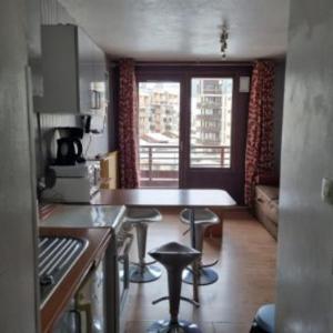 Studio central à Tignes proche pistes balcon - FR-1-449-189