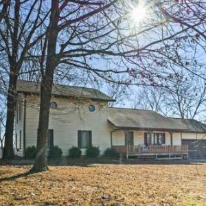 Quiet Cottage with Porch Btwn Branson and Springfield!