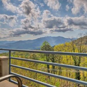 Indoor & Outdoor Pool Access! Condo 3 Mi to GSMNP