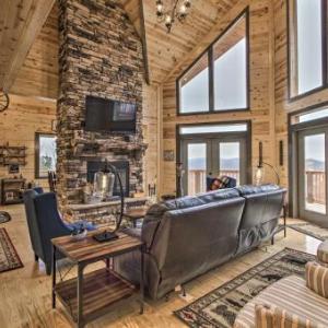 Hawks View Gatlinburg Home with Views and Hot Tub!