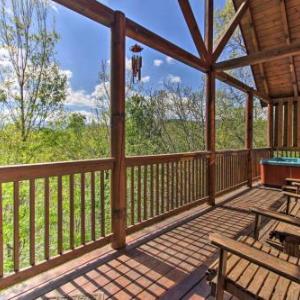 Pigeon Forge Family Cabin with Resort Pool and Hot Tub