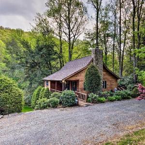 Gathering Place Cabin with Hot Tub and Fishing Pond!