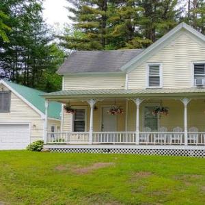 Beautiful Home with Deck 10 Min to Lake George!