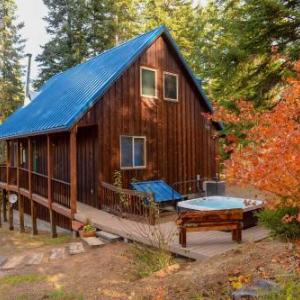 Lovely Leavenworth Cabin with Hot Tub-Ideally Located