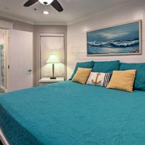 Beachfront Condo with Pools half Mi to Galveston Pier!