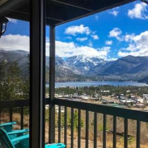 Updated Mtn Condo with Views and Deck Less Than 1 Mi to Lake!