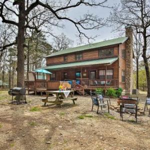 Beavers Bend State Park Cabin with Hot Tub and Fire Pit